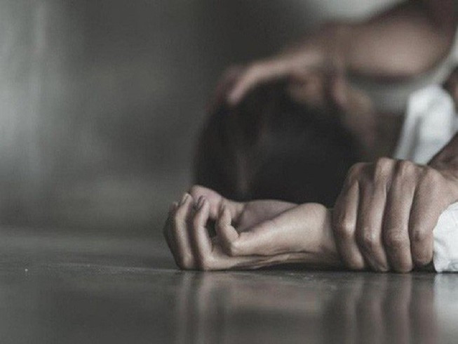 Đi tìm người tình rồi hiếp dâm bé gái 11 tuổi đang ngủ trưa