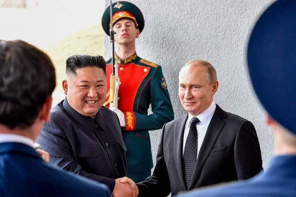 Chủ tịch Triều Tiên Kim Jong-un và Tổng thống Nga Vladimir Putin. Ảnh: ED News
