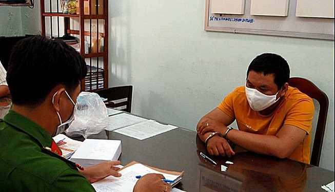 CQĐT lấy lời khai hung thủ.