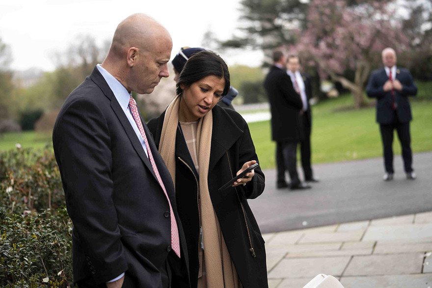 Bà Miller và ông Pence. Ảnh: Getty