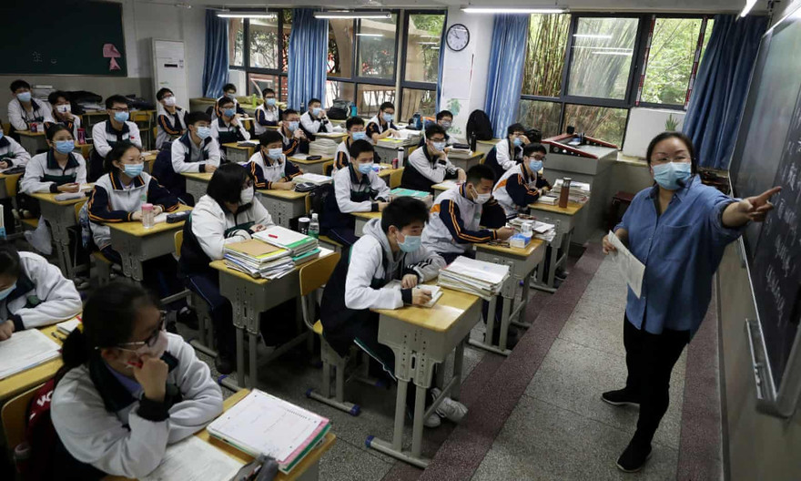 Học sinh cấp 3 ở Vũ Hán đi học trở lại vào ngày 6/5. Ảnh: Reuters