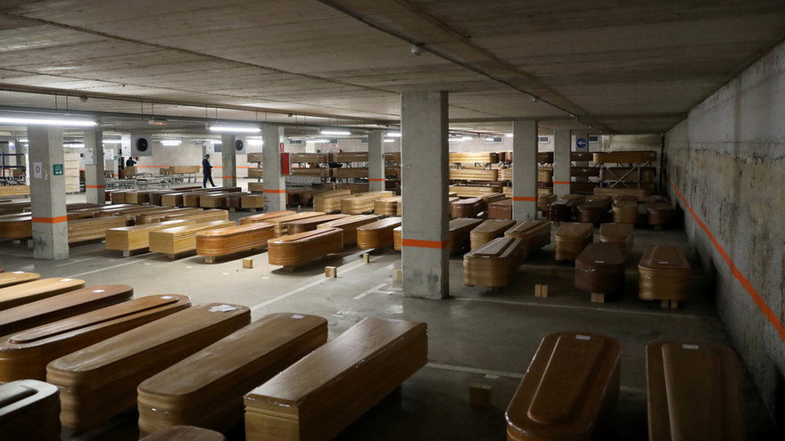 Bên trong một nhà tang lễ ở Barcelona. Ảnh: Reuters