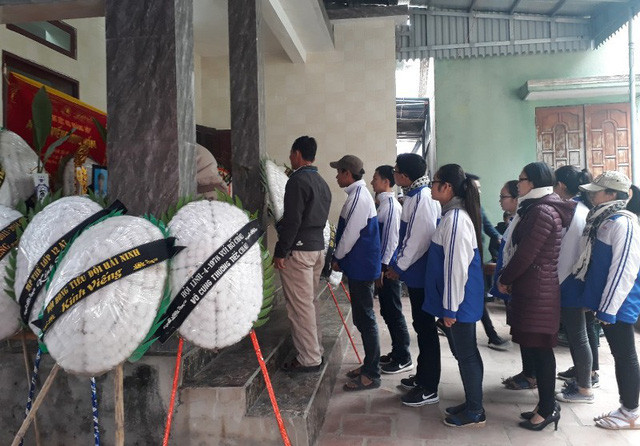 Sáng ngày 10/2, nhiều học sinh đến viếng em Hoàng Đức Hải