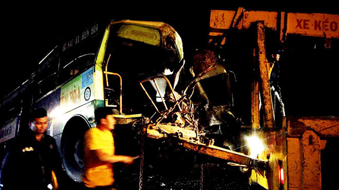 Lực lượng chức năng di dời xe bị tai nạn khỏi hiện trường. Ảnh: H.N.