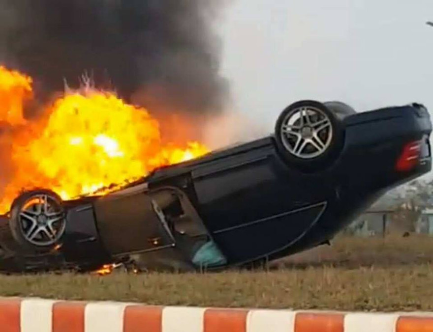 Chiếc xe bốc cháy dữ dội sau vụ tai nạn