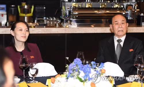 Bà Kim Yo-jong (trái) và ông Kim Yong-nam (phải) dự tiệc tối ở Gangneung (Hàn Quốc). Ảnh: Yonhap