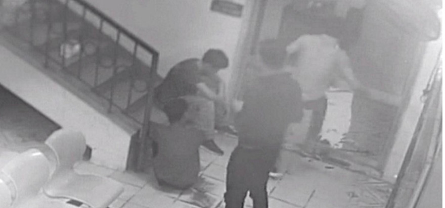 Các đối tượng manh động đập phá các khoa phòng của Bệnh viên Đa khoa Bố Trạch