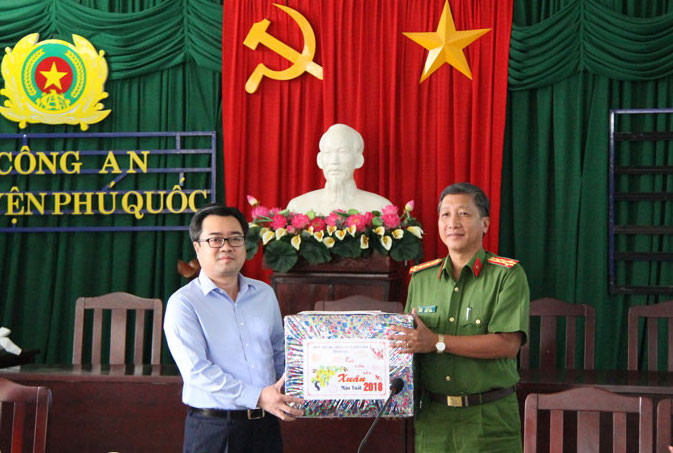 Trao quà Tết cho lực lượng công an huyện đảo