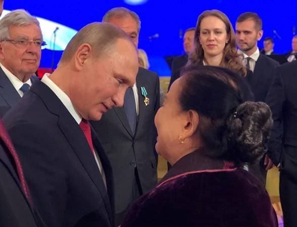 Tổng thống Nga Putin trao giải thưởng Puskin cho phó giáo sư Nguyễn Tuyết Minh. (Ảnh: Nhân vật cung cấp)