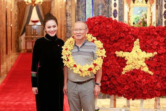 Vợ Thanh Bùi mặc áo dài tiếp đón HLV Park Sang-seo và đội U23 Việt Nam