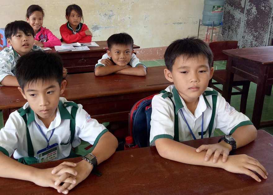 Em Nguyễn Nhật Nam (bên tai phải)