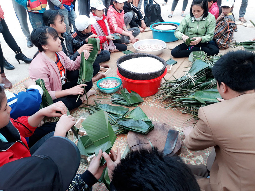 Thầy cô giáo cùng học sinh Trường THCS Thượng Ninh gói, nấu bánh chưng tặng cho học sinh nghèo. Ảnh: Hoàng Lam