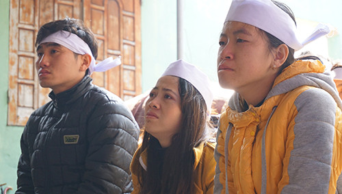 Em Hoàng Thị Hoài Hương (ngoài cùng bên phải) đau đớn khi đi thả cá cùng anh trai, cũng là giây phút cuối cùng anh em bên nhau. Ảnh: Lê Hoàng.