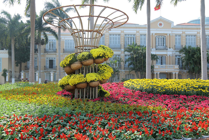 Đường hoa lộng lẫy bên sông Hàn đón du khách dịp Tết