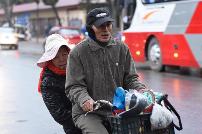 Người Hà Nội co ro trong giá rét. Ảnh: Hoàng Mạnh Thắng