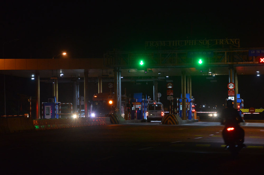 Xe mua vé qua trạm lúc 22h ngày mùng 2 tết