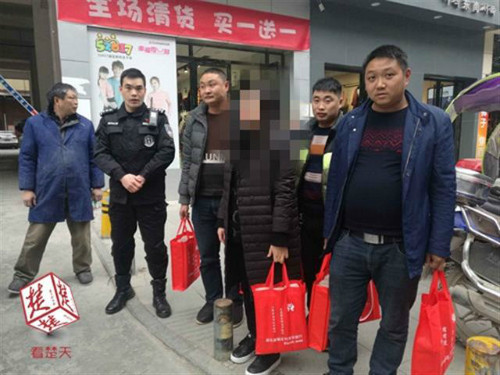 Cảnh sát hộ tống bà Lee cùng 5 túi vải đựng đầy tiền. Ảnh: Sina