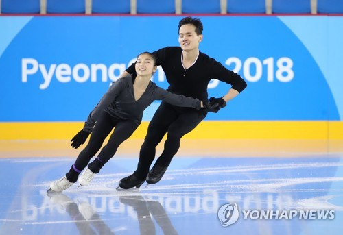 Ryom Tae-ok (trái) và Kim Ju-sik (phải) trên sân băng Gangneung. Ảnh: Yonhap