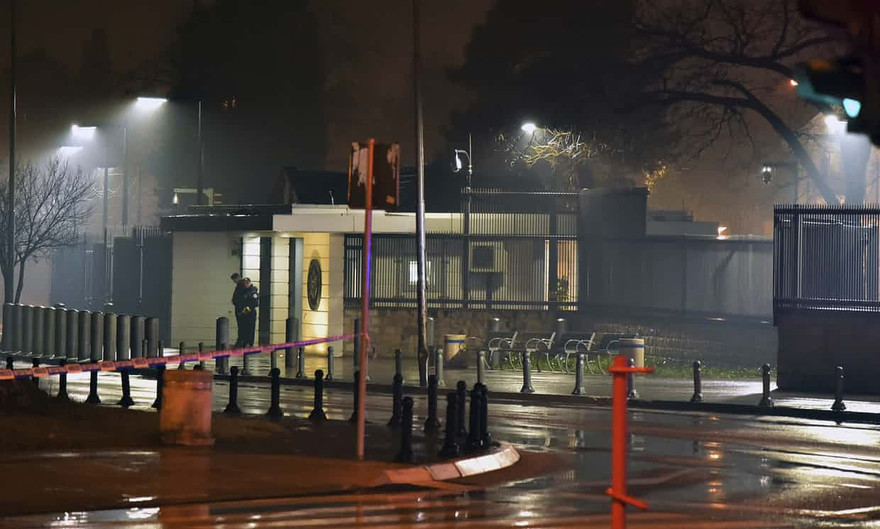 Đại sứ quán Mỹ ở Montenegro bị phong tỏa sau vụ tấn công. Ảnh: AP