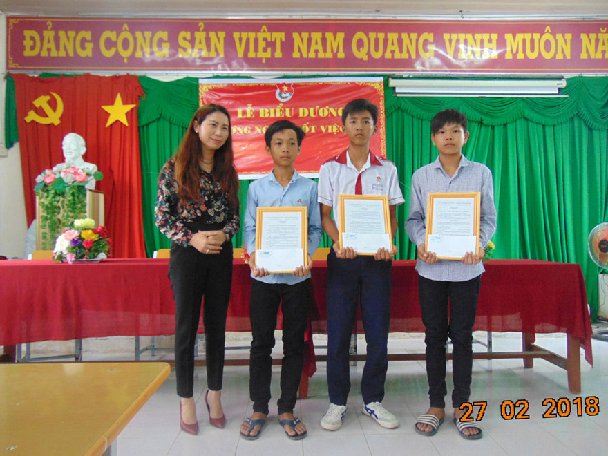 Đại diện TU Đoàn trao phần thưởng cho các em