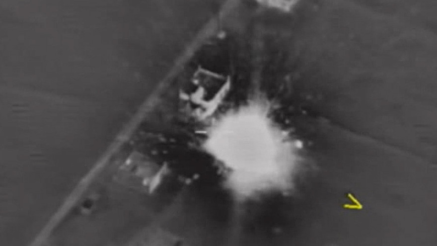 Mục tiêu nổ tung khi bị không quân Nga tấn công bằng tên lửa. Ảnh cắt từ video