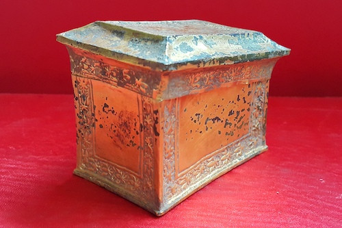 Hộp xá lị được trang trí hoa văn tinh xảo. Ảnh: Nguyễn Hải.