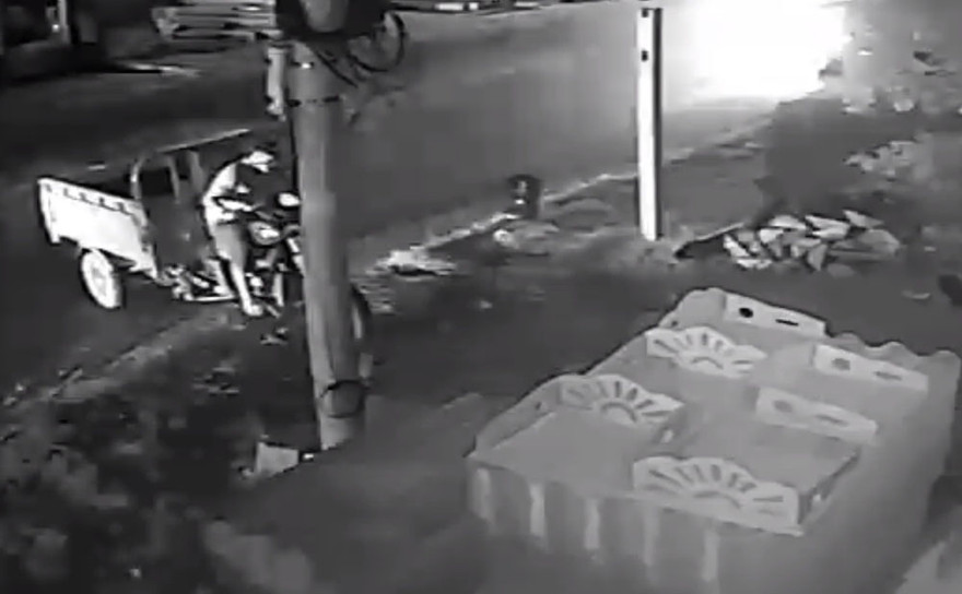 Tên trộm đang điều khiển xe ba gác chạy trốn