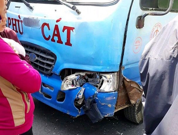 Hiện trường nơi hai thanh niên va chạm vào xe ô tô trên đường đi xe máy từ TPHCM về Nghệ An.