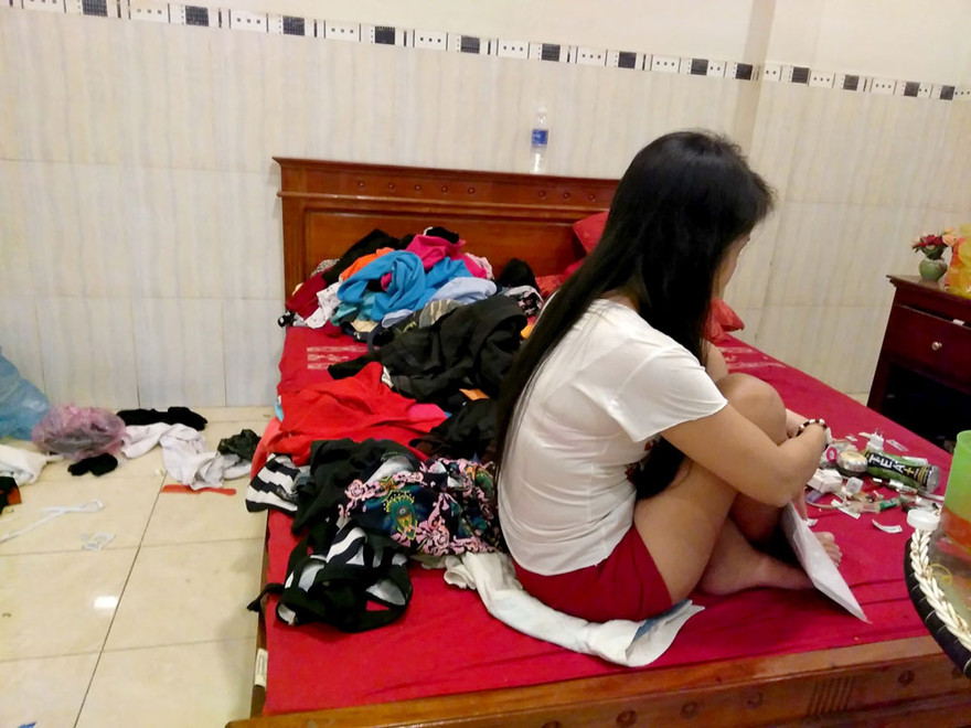 chị L.H.N.H đang ở trong căn phòng số 5 cùng với dụng cụ dùng để sử dụng ma túy.