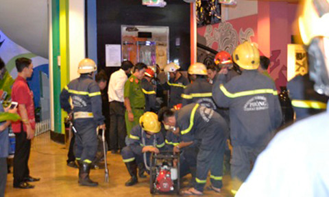 Lính cứu hộ triển khai công tác cứu người - Ảnh: PCCC