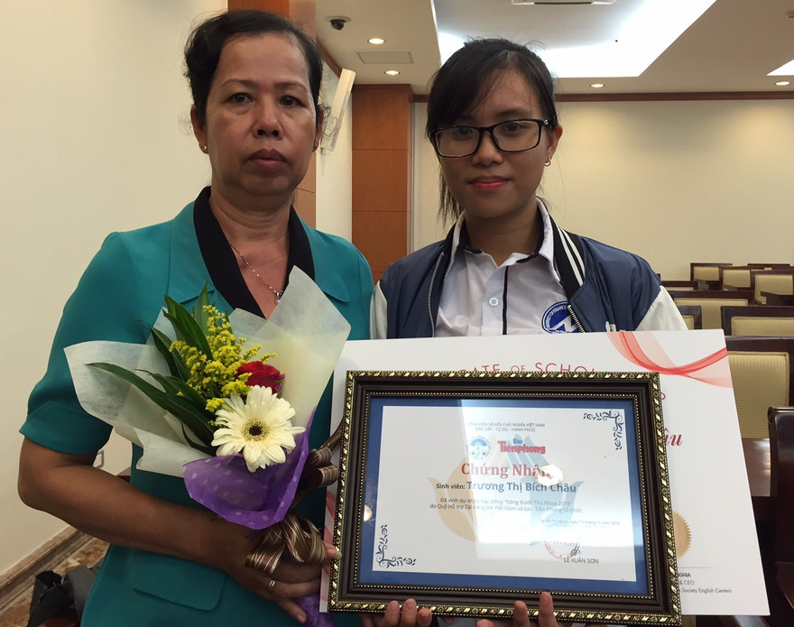 Bà Lê Thị Nga vui mừng khi có thêm khoản chi phí để trang trải cho việc học tập cũng như giúp đỡ gia đình. Ảnh Đình Du