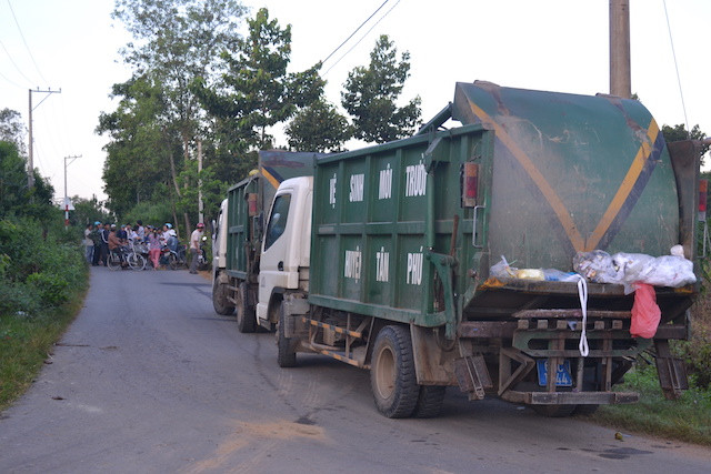 Người dân chặn xe chở rác không cho vào nhà máy.