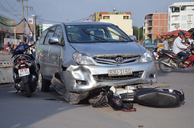 Chiếc xe máy dính chặt vào đầu xe ô tô.