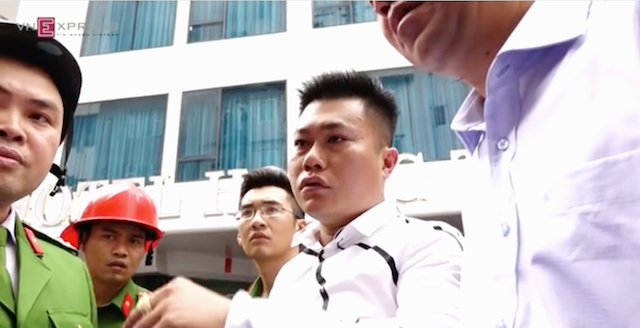 Nhiều người hoảng loạn vì mất liên lạc thân nhân trong đám cháy