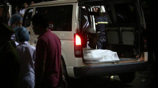 Một xe cứu thương với băng ca phủ vải trắng rời hiện trường. Ảnh: Ngọc Thành.