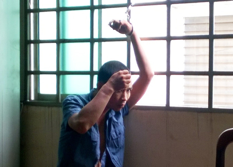 Tên cướp vé số bị bắt giữ tại cơ quan công an.