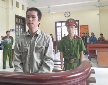 Bị cáo Hùng nghe tòa tuyên án. Ảnh: Đức Anh 