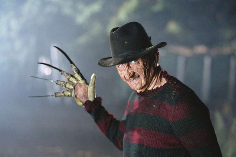 Một trong hai nghi phạm đã hóa trang thành nhân vật Freddy Krueger - kẻ giết người hàng loạt bằng cách đi vào giấc mơ của nạn nhân và giết họ, ai bị giết trong giấc mơ cũng sẽ bị chết thật ngoài đời.