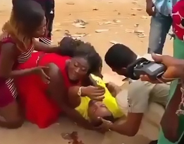 Chàng trai áo vàng giả chết để cầu hôn bạn gái.