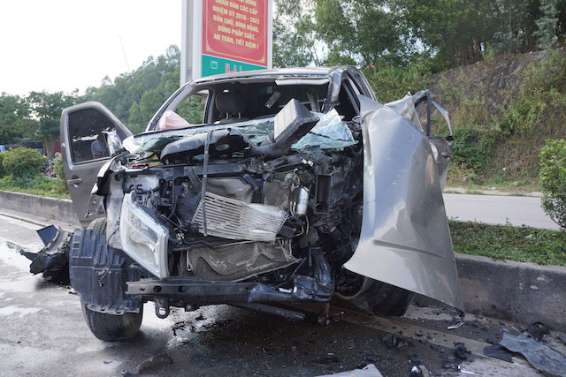 Chiếc xe bán tải sau khi va chạm tại hiện trường. 