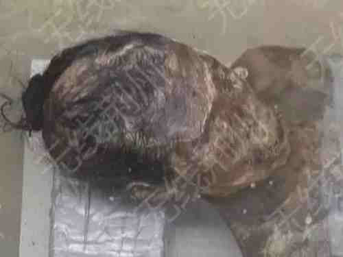 Hài cốt người phụ nữ được bảo quản tốt nên vẫn còn nguyên tóc.