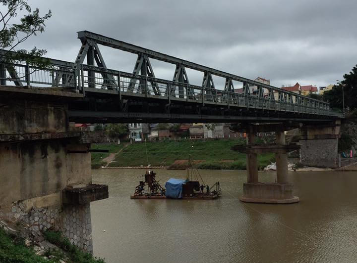 Từ sáng sớm 25/11, các ngả đường dẫn đến cầu Kỳ Cùng đều bị bịt kín. Ảnh: Duy Chiến.