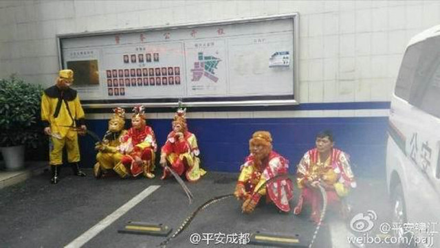 Các Tôn Ngộ Không bị dẫn về đồn vì đánh nhau nơi công cộng.