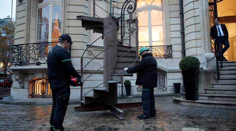 Đoạn cầu thang của tháp Eiffel vừa được bán đấu giá tại Pháp.