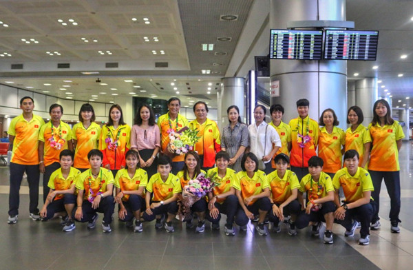 Tuyển nữ Việt Nam rạng rỡ ngày về, được chào đón nồng nhiệt