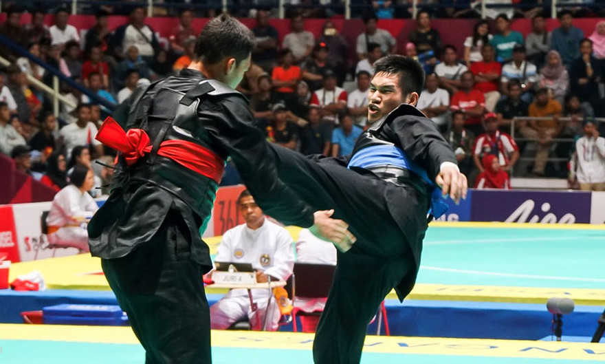 Võ sĩ pencak silat Nguyễn Duy Tuyến (đai xanh). Ảnh: Zing