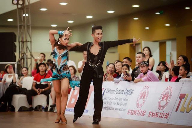 Phan Hiển- Nhã Uyên thi đấu một giải khiêu vũ thể thao