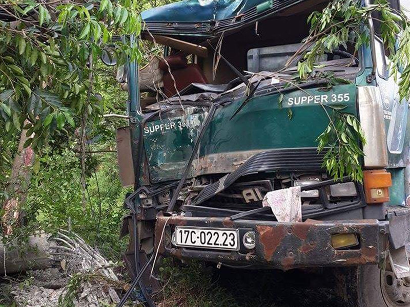 Tài xế xe tải húc gãy cột điện vì… ngủ gật 