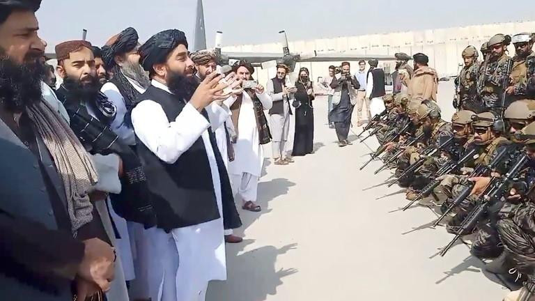 Phát ngôn viên của Taliban, Zabihullah Mujahid nói chuyện với các tay súng của nhóm này. 