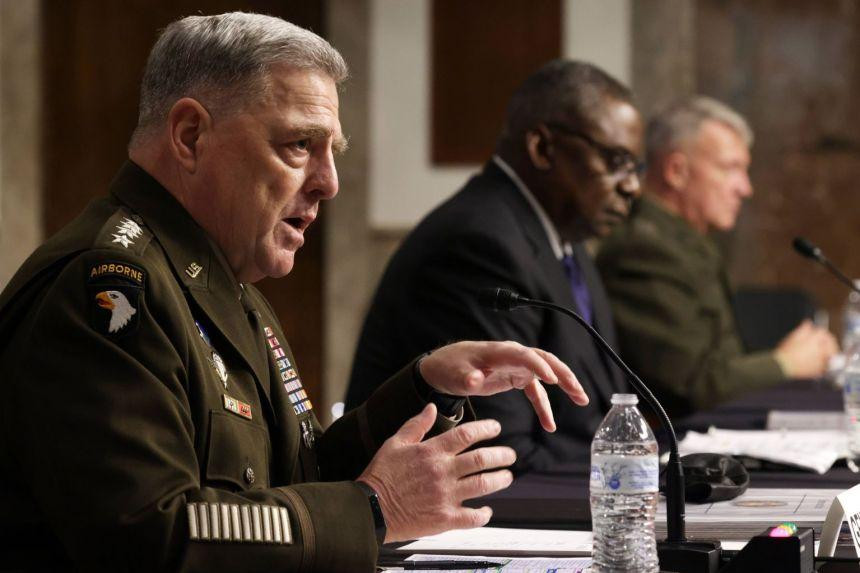 Từ trái sang: tướng Milley, Bộ trưởng Austin và tướng McKenzie trong phiên điều trần ngày 28/9. Ảnh: EPA-EFE